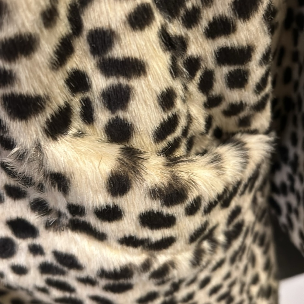 Cheetah or leopard faux fur coat - Picture 3 of 3